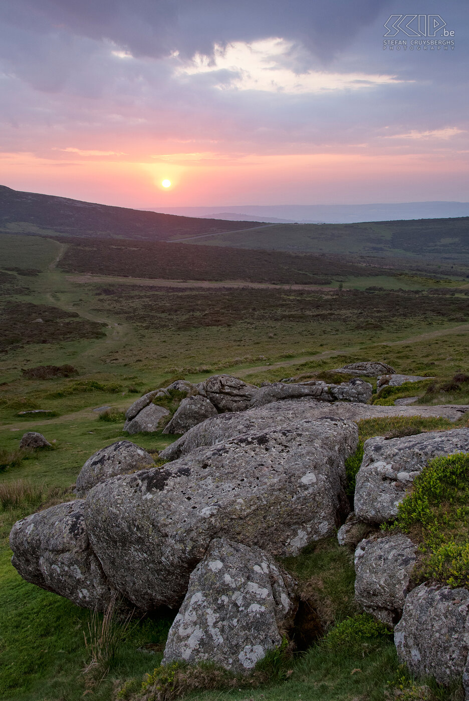 Dartmoor - Zonsopgang aan Saddle Tor Een vroege maar knappe zonsopgang met wolkenformaties en een beetje regen aan Saddle Tor in Dartmoor NP. Stefan Cruysberghs